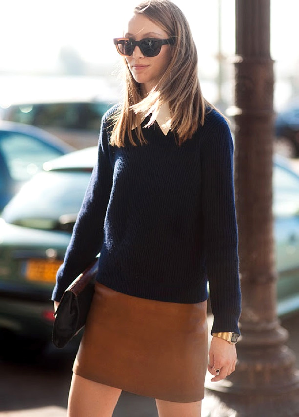 Rien de tel qu'un pull-over en maille c�tel�e bleu marine pour patiner l'ADN sexy d'une mini jupe en cuir !