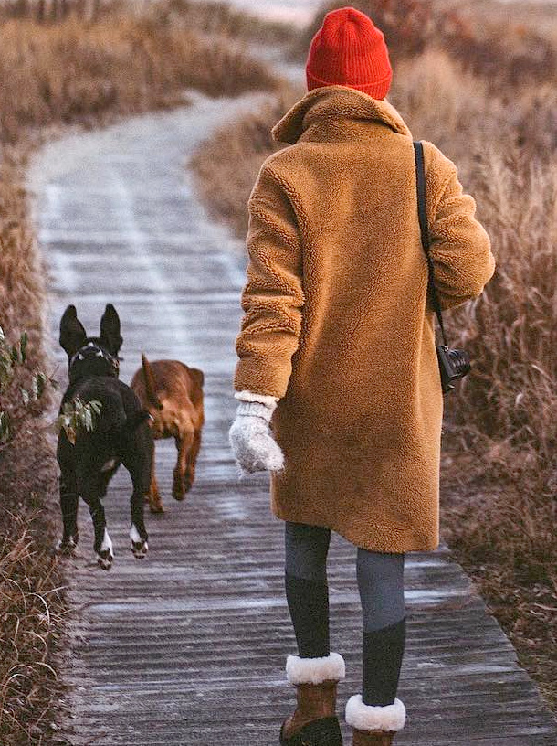 Rien de tel qu'un bonnet rouge pour r�veiller un manteau caramel !