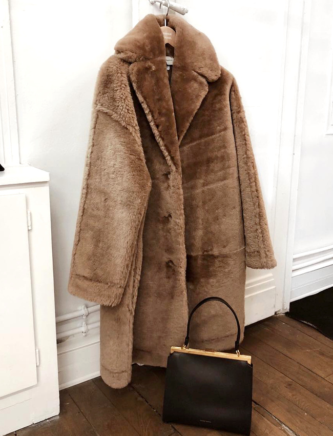 Toujours pimenter la douceur d'un �pais manteau teddy bear via la rigueur d'un sac anguleux !