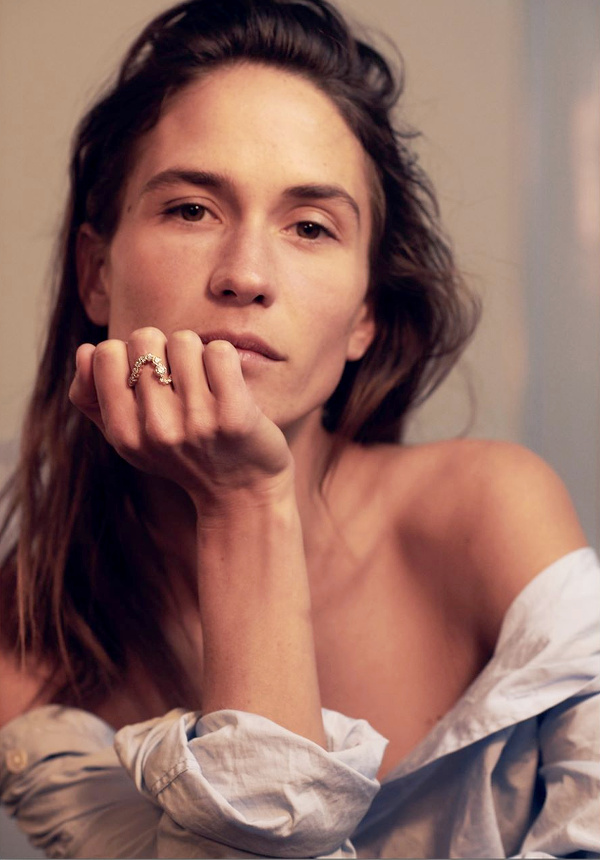 Rien de tel qu'une chemise d'homme pour sublimer un bijou d�licatement pr�cieux !