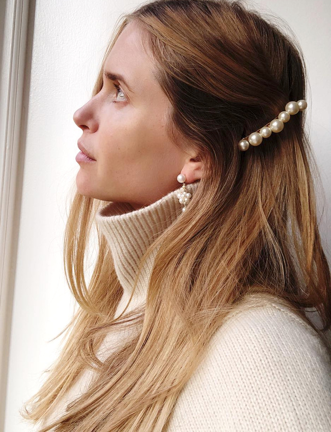 Oui au t�lescopage entre pull col roul� port� le col d�roul� et barrette sophistiqu�e port�e sur le c�t� !