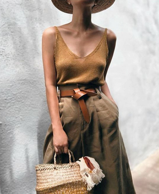 Id�e � retenir pour l'�t� prochain : mixer cuir caramel, toile kaki et maille teinte feuilles mortes