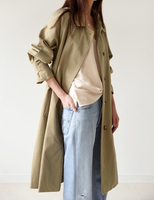 Trench vert lichen + top d�licat + jean flare bleu d�lav� = le bon mix