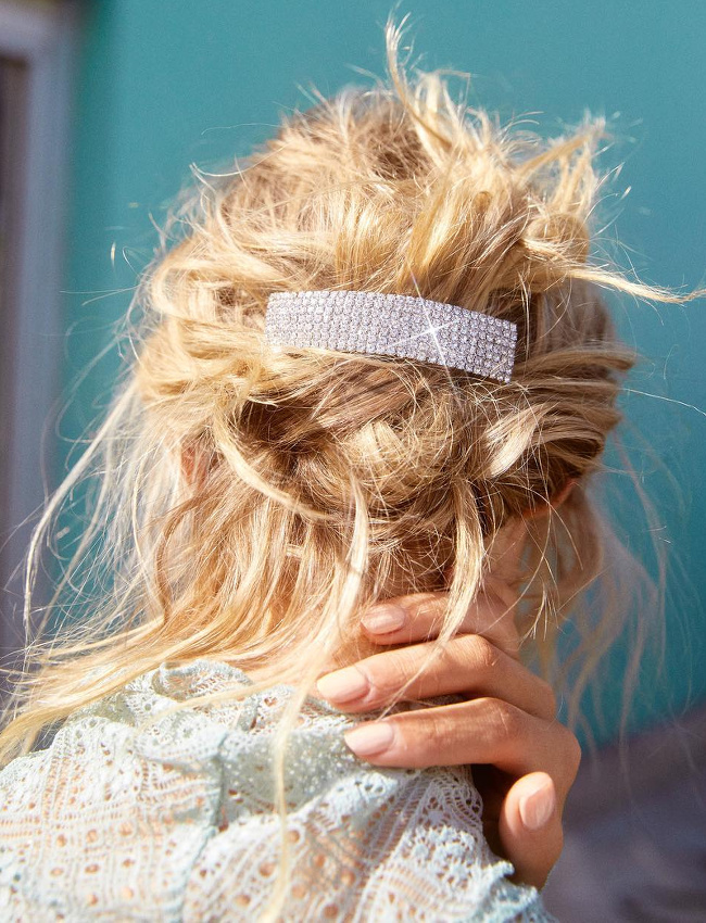 Oui au t�lescopage entre chignon coiff�/d�coiff� et barrette scintillante !