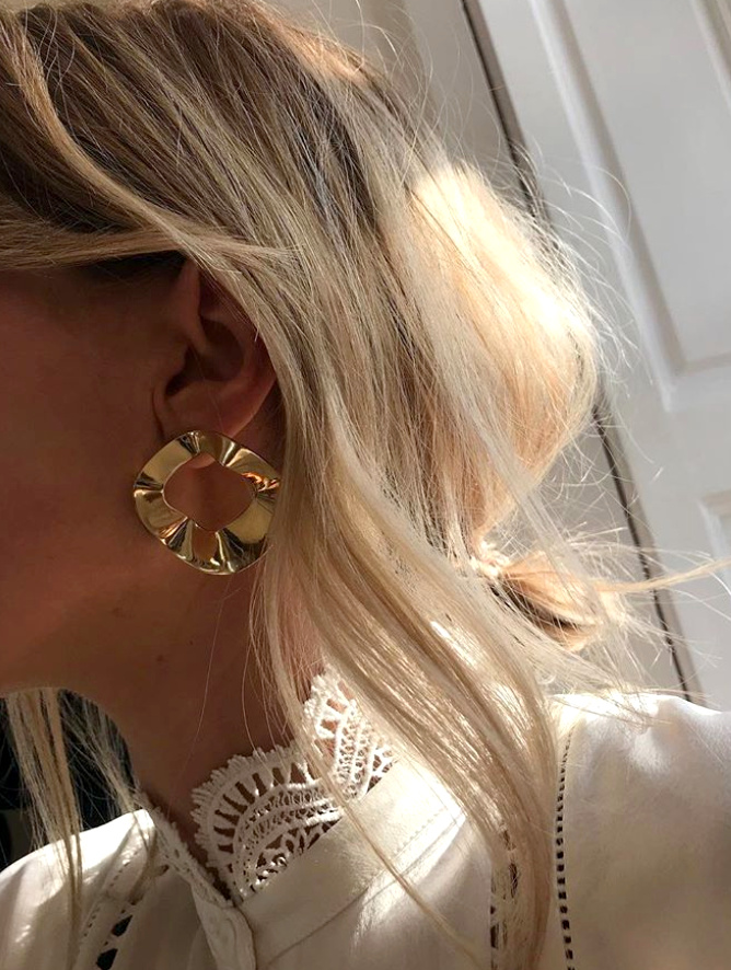 Boucles d'oreilles minimalistes + col en dentelle + coiffure coiff�e/d�coiff�e = le bon mix