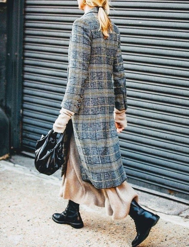 Long manteau � carreaux + robe en maille + bottines plates = le bon mix