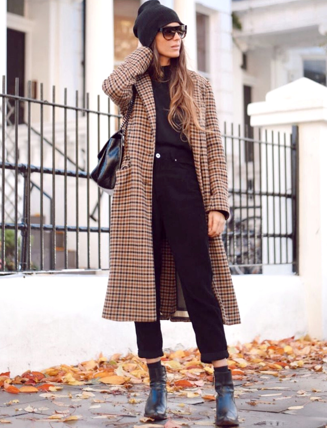 Carreaux marrons + ensemble noir = le bon mix
