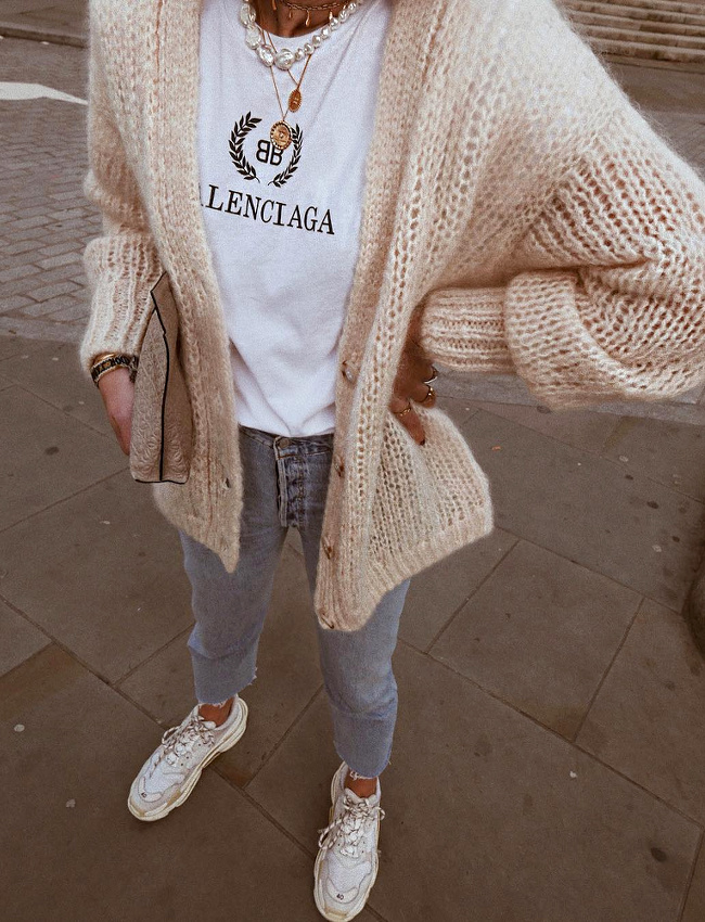 Gilet mousseux + tee-shirt un peu grand + colliers fins = le bon mix