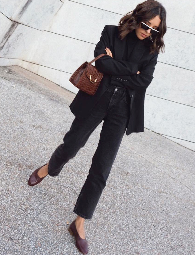Cuir textur� marron + total look noir = le bon mix