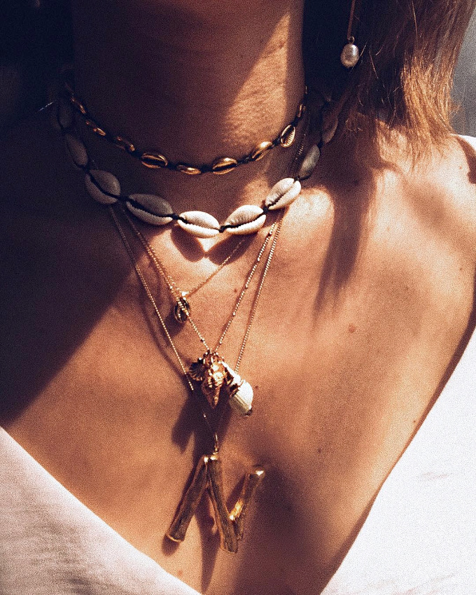 Accumuler les coquillages autour du cou, ou comment se rappeler qu'un jour les vacances reviendront !