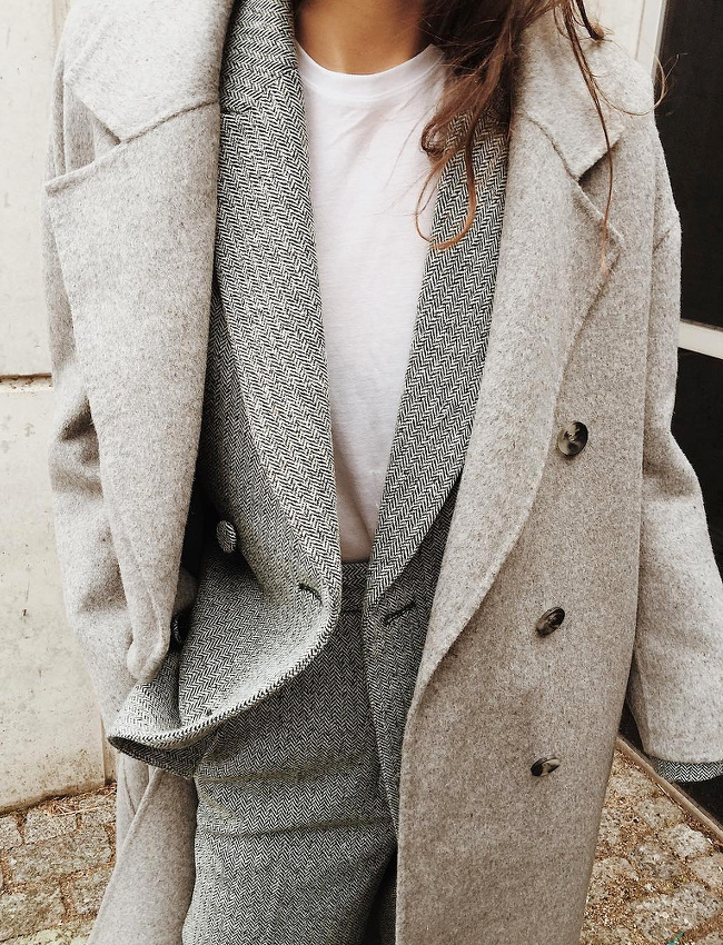 Rien de tel qu'un tee-shirt pour d�dramatiser le duo tailleur/pardessus !