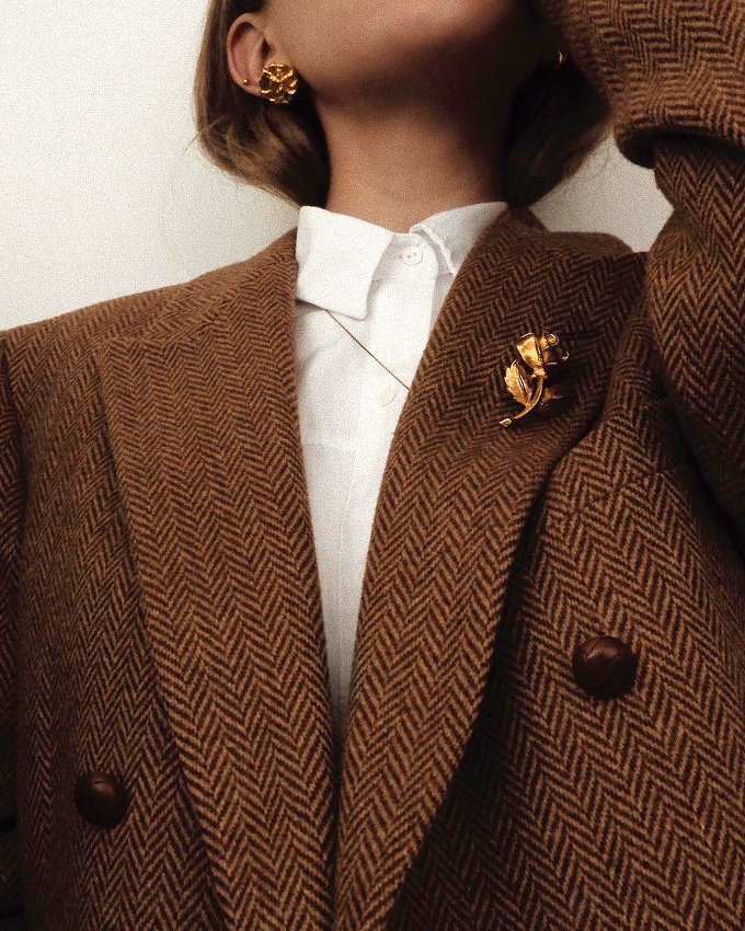 Rien de tel qu'une �l�gante broche dor�e pour twister un tissu masculin !