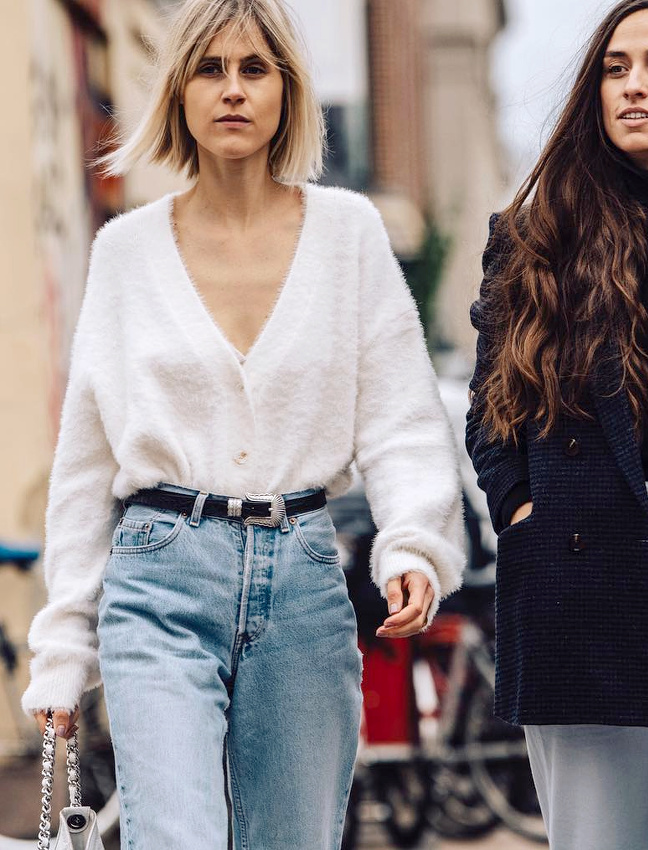 Jean mom taille haute + gilet port� � m�me la peau et gliss� dans le jean = le bon mix