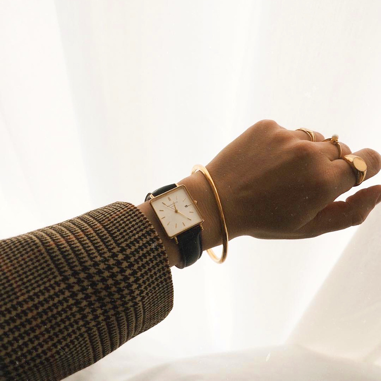 Blazer � carreaux + montre masculine + bijoux dor�s = le bon mix