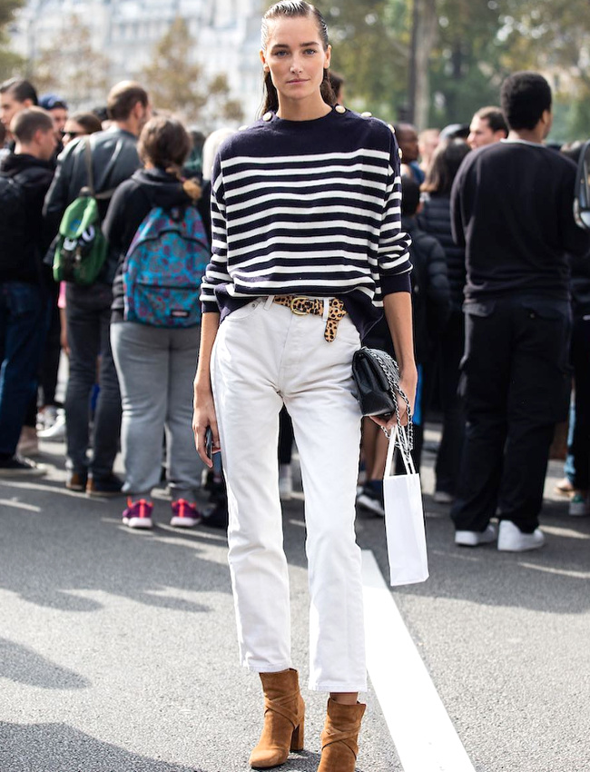 Pull marini�re trop grand + jean blanc droit 7/8 + ceinture l�opard + boots fauve = le bon mix