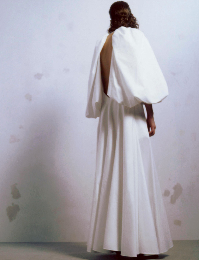 M�lant dos nu magistral et manches ballons oversize, cette robe Khaite intrigue notre r�tine...