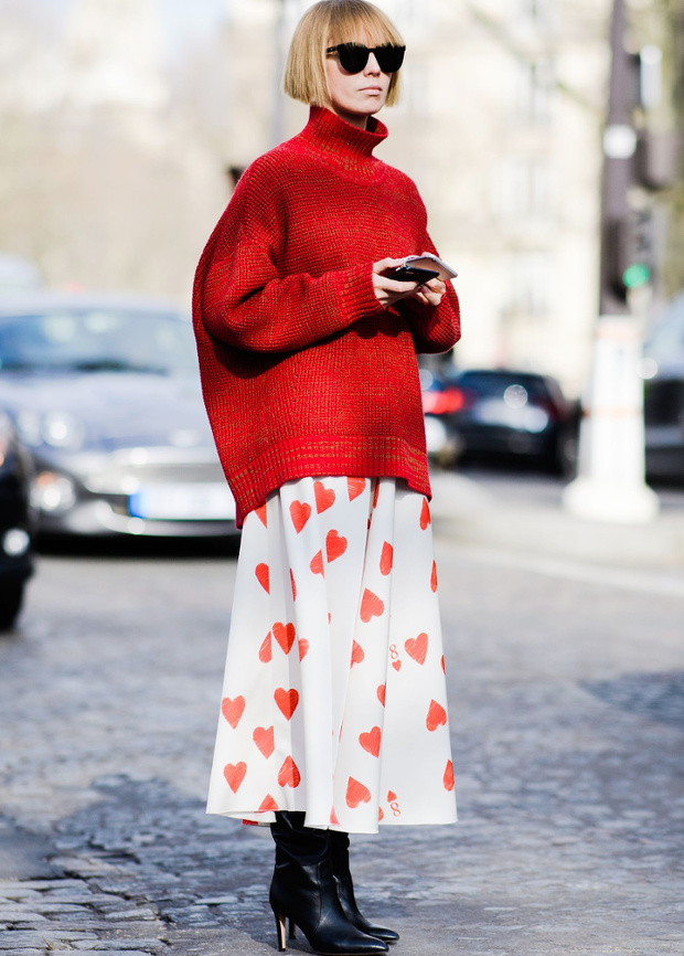 Ample pull col roul� bascul� sur l'arri�re + jupe mi-longue + bottes � talons = le bon mix