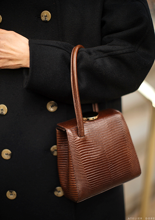 Manteau ample + petit sac chic = le bon mix