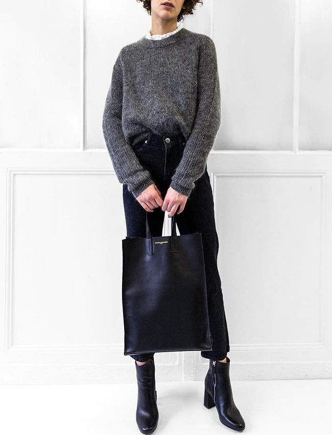 Pull un brin �pais gliss� dans un slim taille haute 7/8 + bottines + chemise � collerette = le bon mix