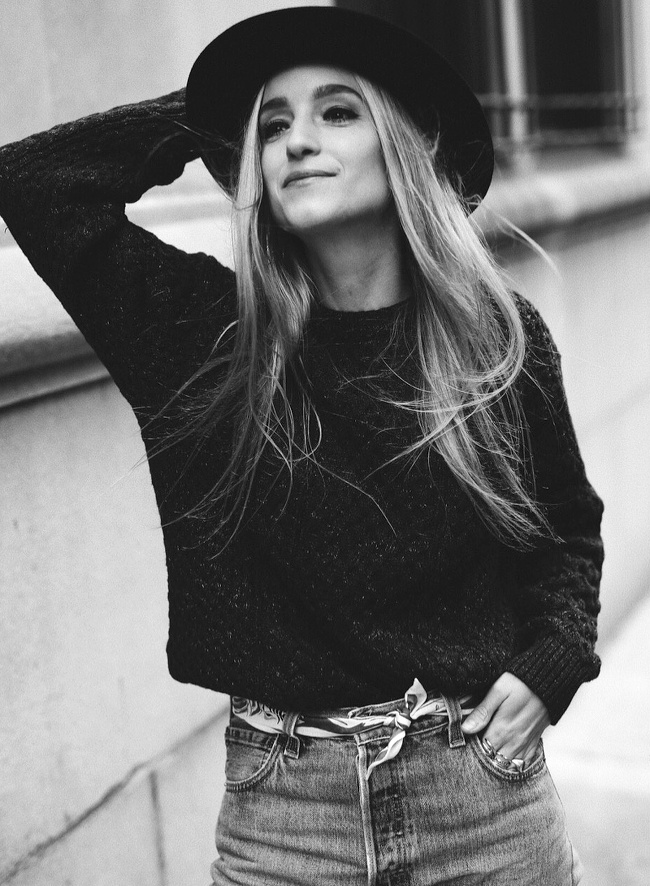 Oui au petit foulard nou� en guise de ceinture !