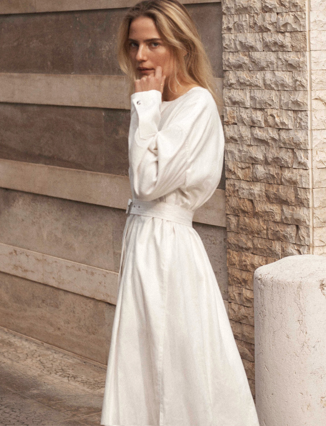 Longue robe blanche minimaliste + chevelure coiff�e/d�coiff�e = le bon mix