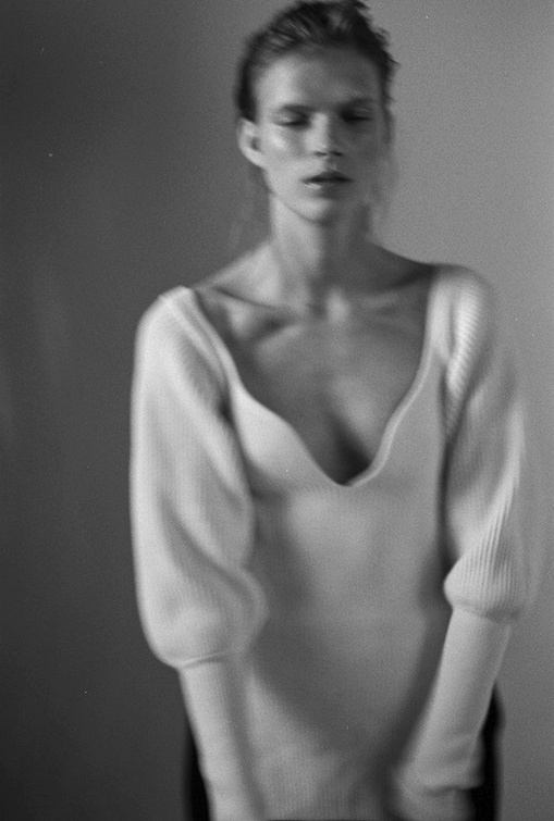 M�lant douceur de la maille et audace du d�collet�, cette robe pull a tout bon !