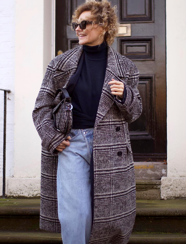 Pardessus � carreaux l�g�rement oversize + pull col roul� + carr� court boucl� = le bon mix