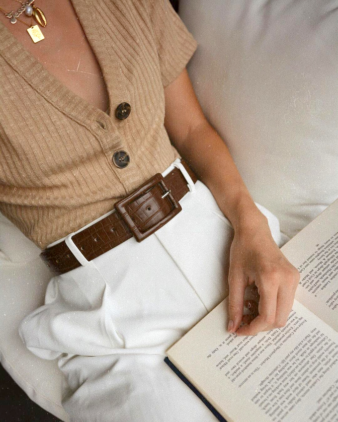 Rien de tel qu'une ceinture de caract�re pour relever un look tout simple