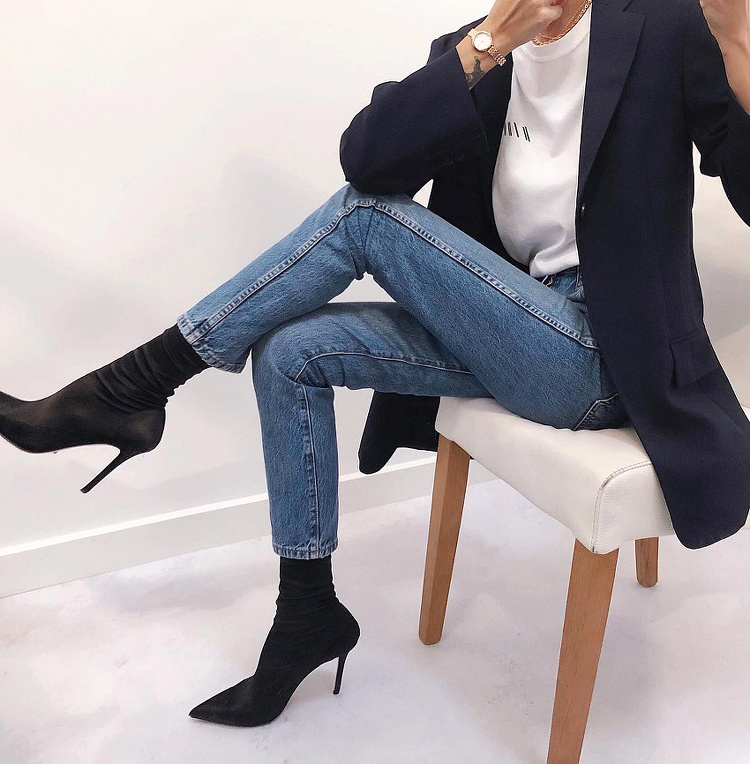 Bottines chaussettes + jean + blazer masculin = le bon mix