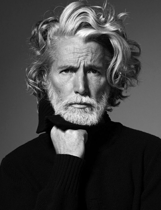 On piquerait bien � Aiden Shaw ses insolentes m�ches ondul�es...