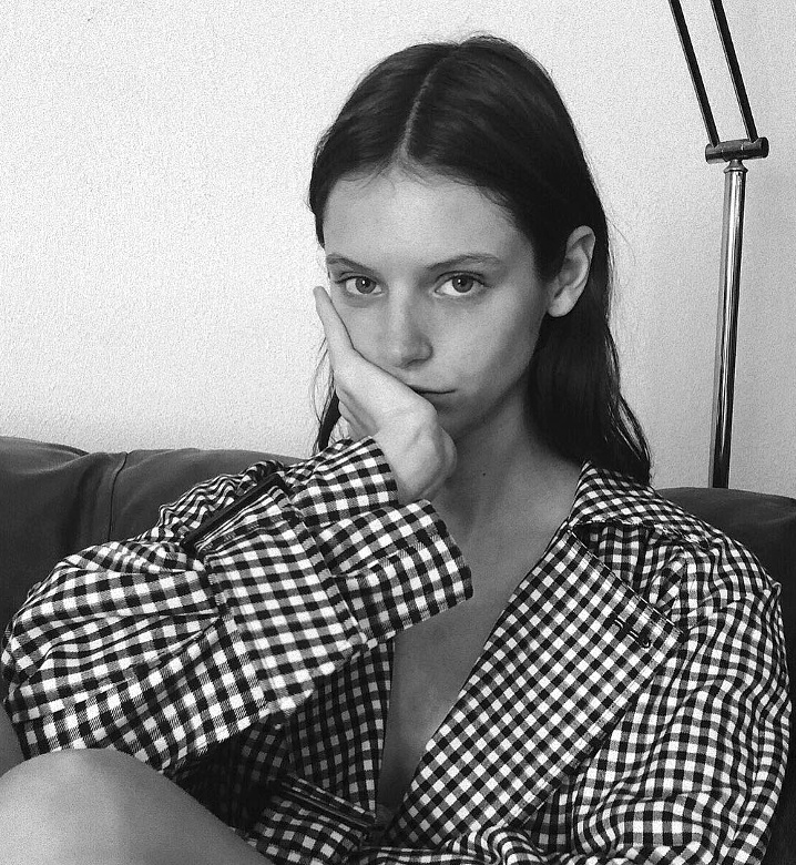 Oui au trench vichy port� avec une dose de fra�cheur espi�gle !