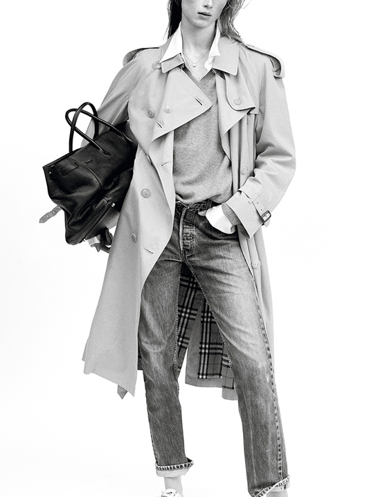 Trench oversize + jean + pull col V + chemise blanche = le bon mix