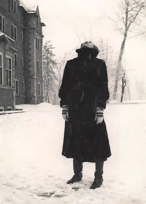 Croquer les flocons de neige : un petit plaisir universel !