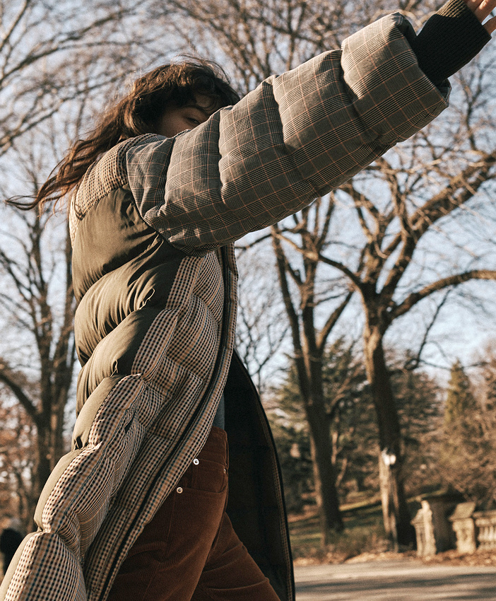 On aime quand la doudoune emprunte au pardessus ses carreaux british !