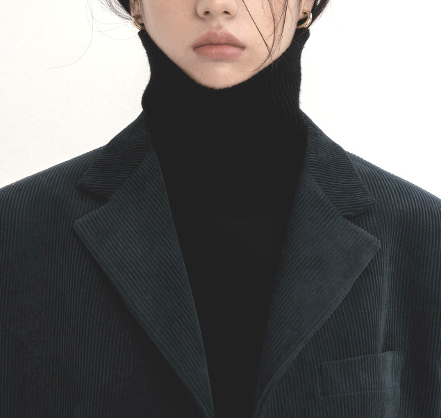 Rien de tel qu'une paire de boucles d'oreilles dor�es pour relever un total look noir !