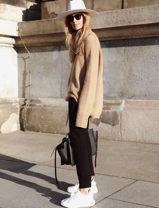 On devrait toutes avoir dans notre armoire un ample pull camel au sein duquel se lover les jours d'hiver...