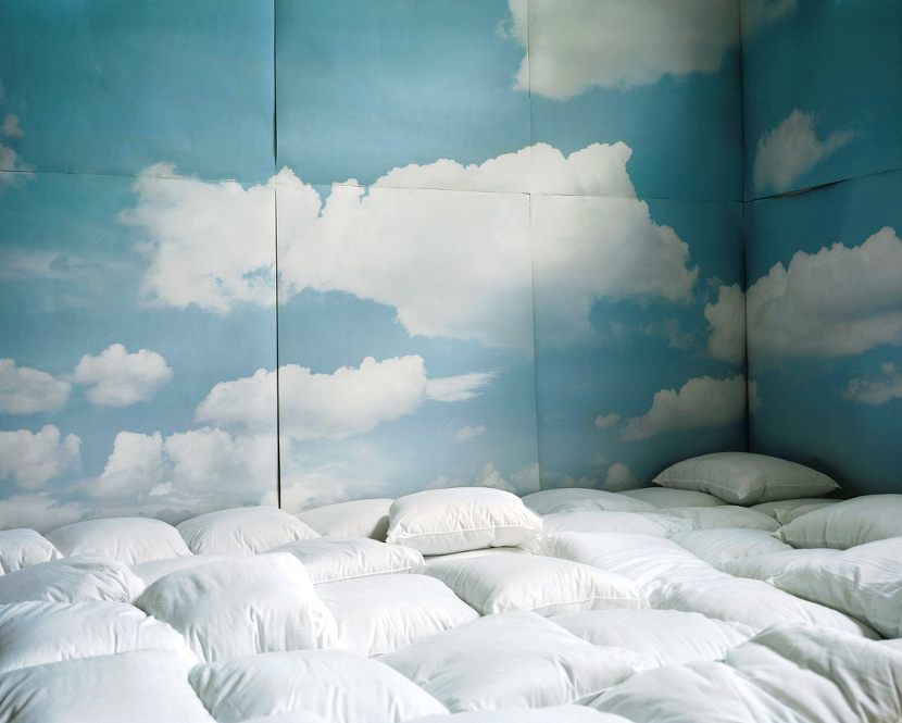 Avalanche de coussins + nuages en trompe-l'oeil = le bon mix