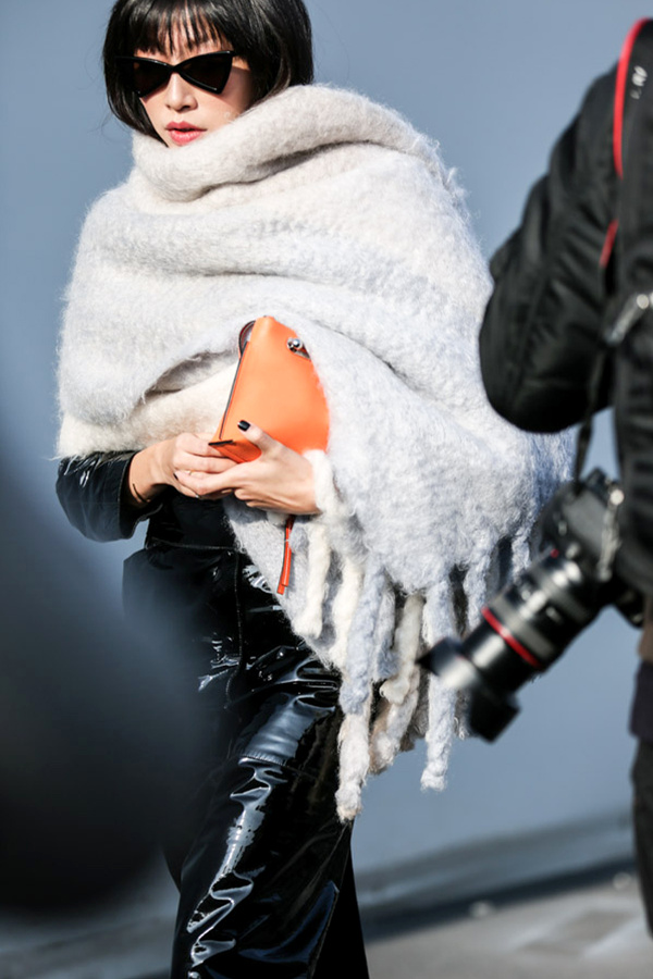 Rien de tel que le duo maxi plaid/�tole ultra douillette pour apaiser une jupe crayon en vinyle !