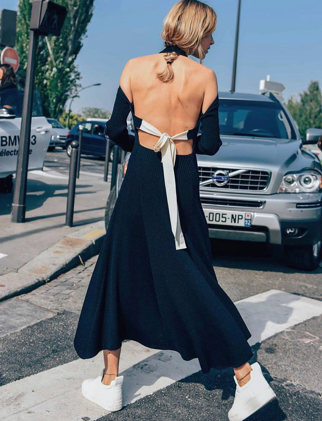 On aime quand la sensualit� d'un dos nu rencontre la dimension sportswear d'une paire de baskets montantes