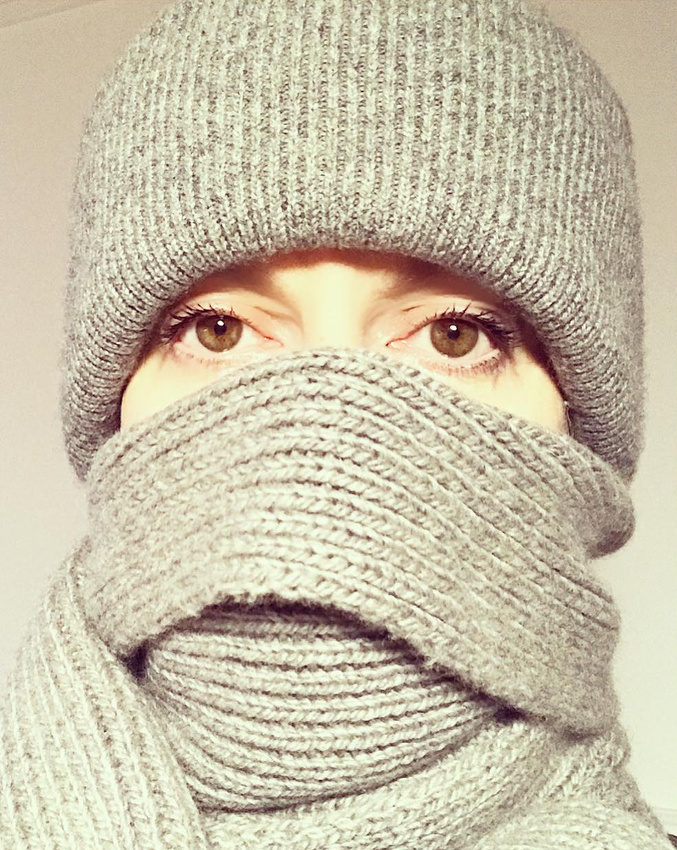 Rien de tel qu'une touche de mascara pour �gayer le combo bonnet/�charpe !