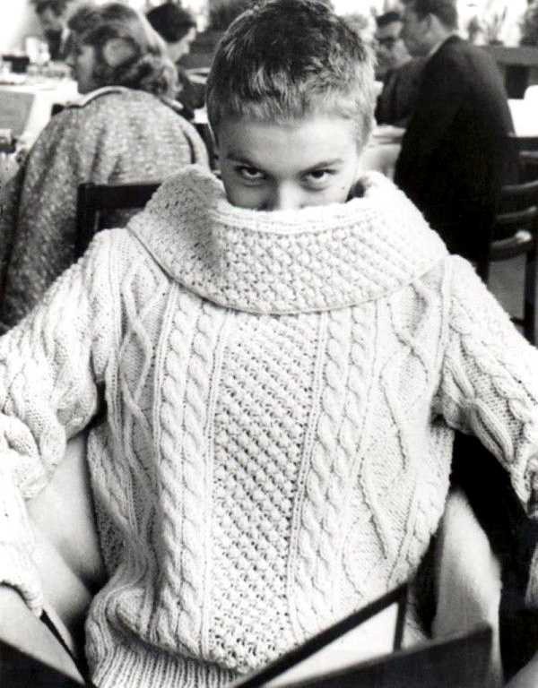 Cheveux courts + regard malicieux + maxi pull-over = le bon mix