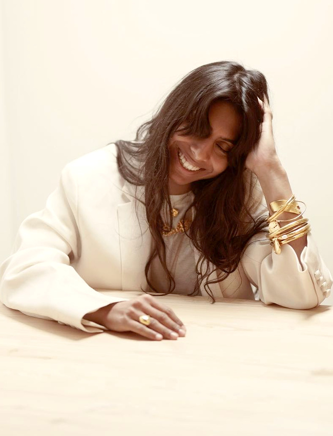 Total look blanc + accumulation de bijoux dor�s = le bon mix