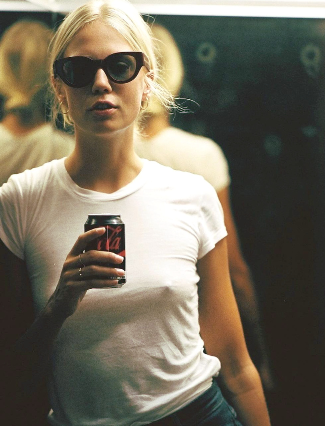 Lunettes noires + mini cr�oles dor�es + tee-shirt �troit en coton l�ger = le bon mix