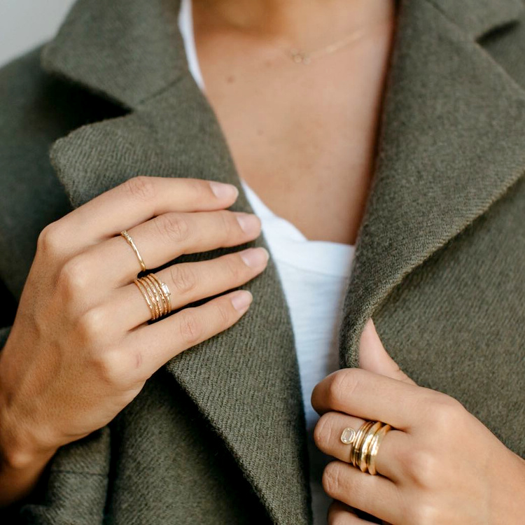 Rien de tel qu'une accumulation de fins bijoux pour sophistiquer la plus simple des tenues