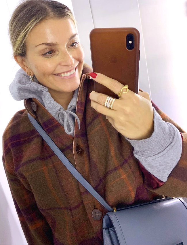 Manteau � carreaux + sweat � capuche = le bon mix