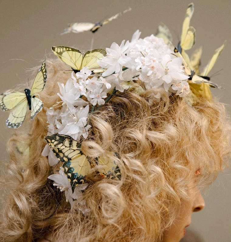 Chez Rodarte, des papillons butinent les boucles blondes des mannequins...