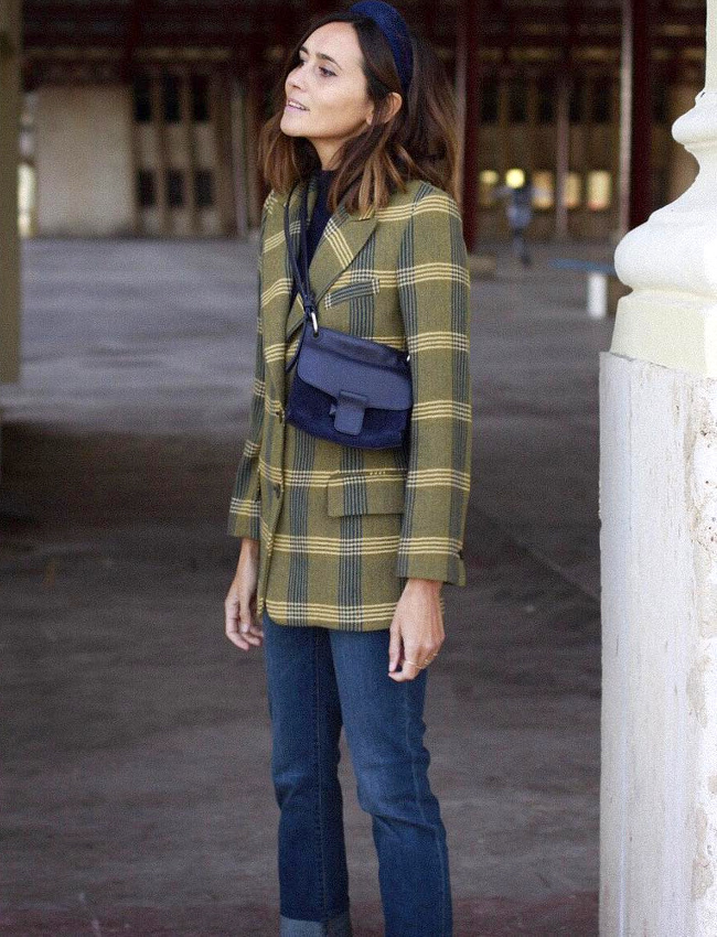 Port�s avec un jean, les attributs bourgeois acqui�rent une patine presque cool