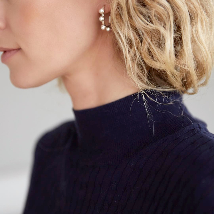 Cheveux boucl�s blonds + pull fin bleu marine + boucles d'oreilles chics = le bon mix