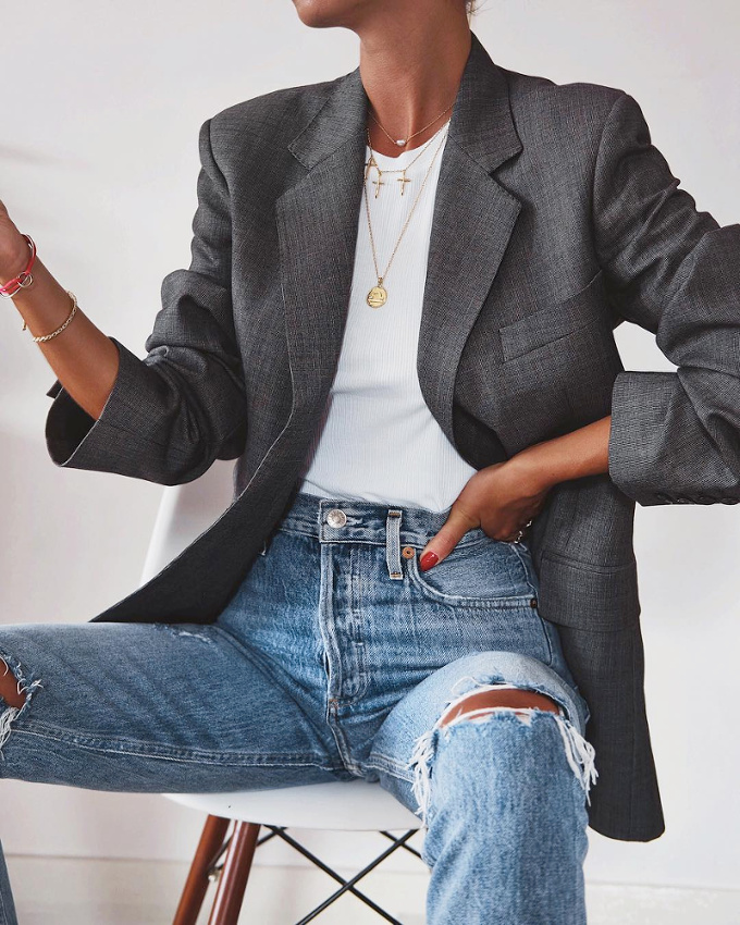 Blazer masculin + tee-shirt blanc + jean destroy = le bon mix