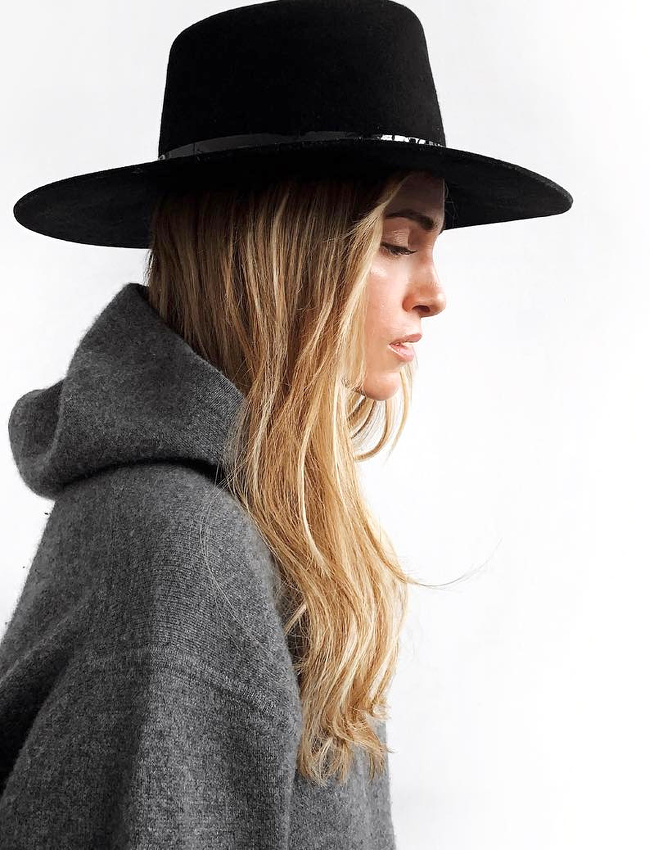 Fedora + sweat � capuche = le bon mix